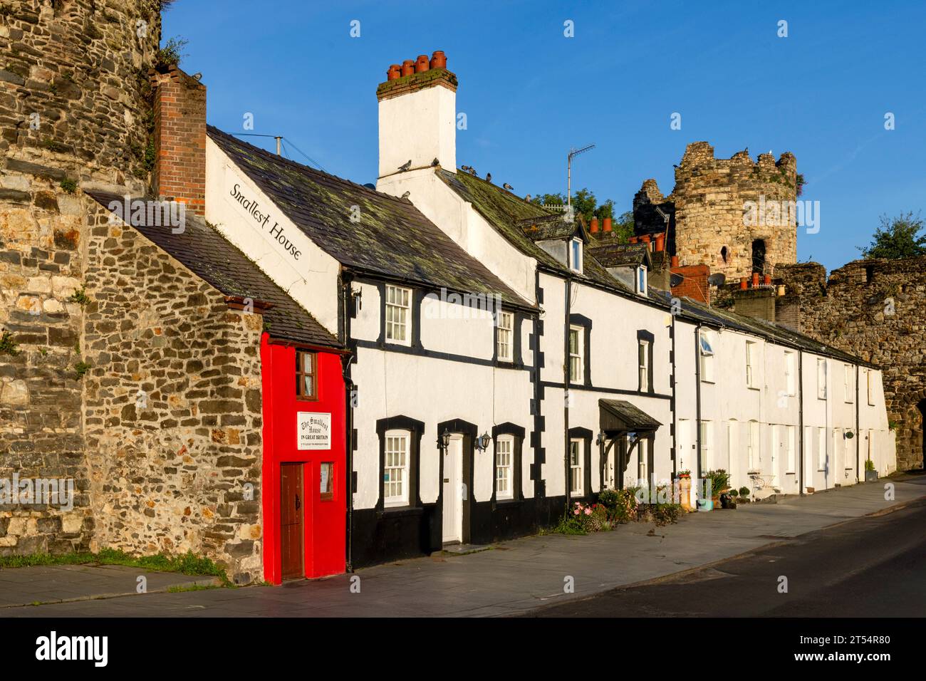 Conwy ist eine historische Stadt in Nordwales mit einer mittelalterlichen Burg und dem kleinsten Haus Großbritanniens. Stockfoto