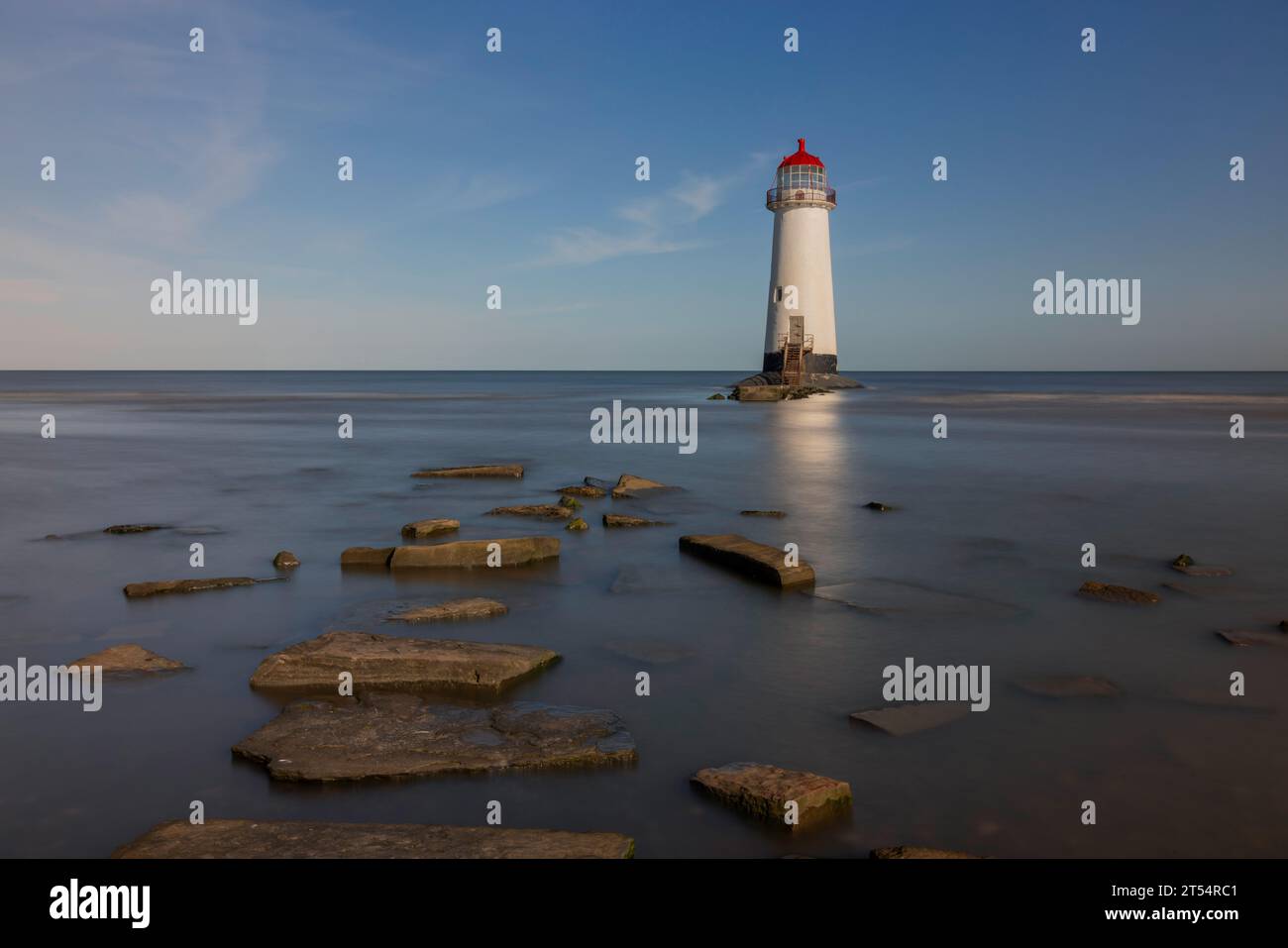 Point of Ayr Lighthouse ist ein Leuchtturm aus dem 19. Jahrhundert, der sich an der Ostseite der Dee Mündung neben Talacre Beach befindet. Stockfoto