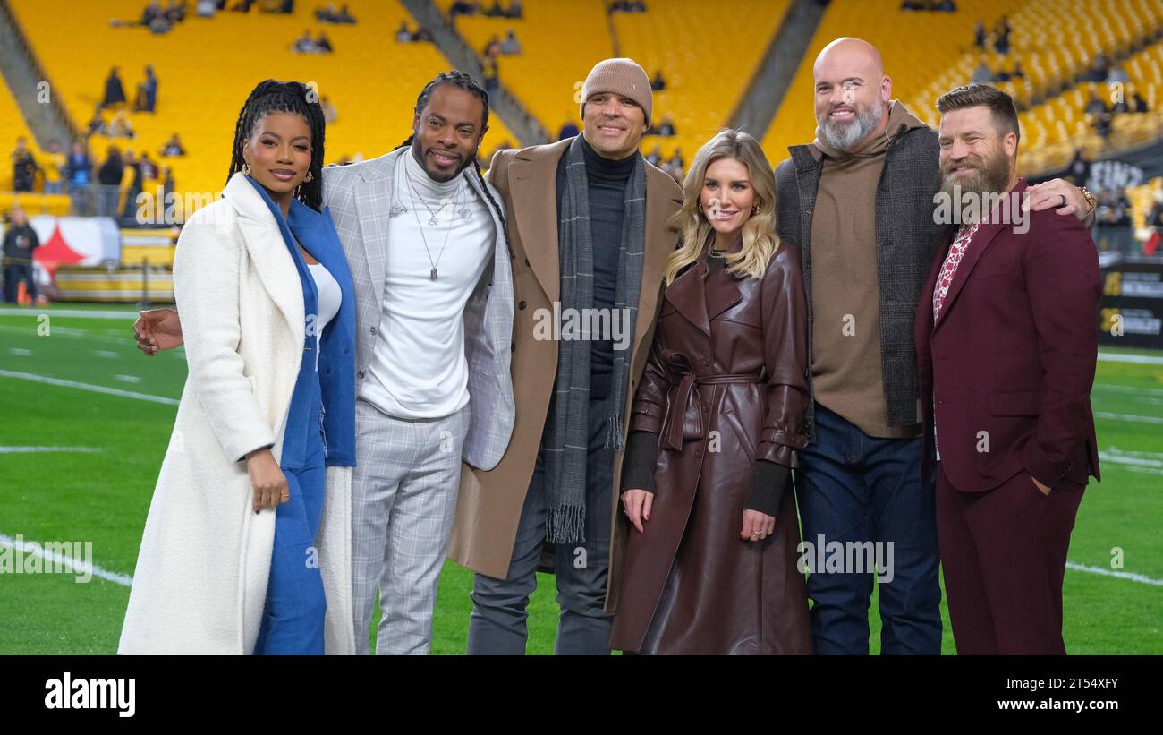 Pittsburgh, PA, USA. November 2023. Taylor Rooks, Richard Sherman, Tony Gonzalez, Charissa Thompson, Andrew Whitworth, Ryan Fitzpatrick beim Spiel Pittsburgh Steelers gegen Tennessee Titans in Pittsburgh, PA. Jason Pohuski/CSM/Alamy Live News Stockfoto