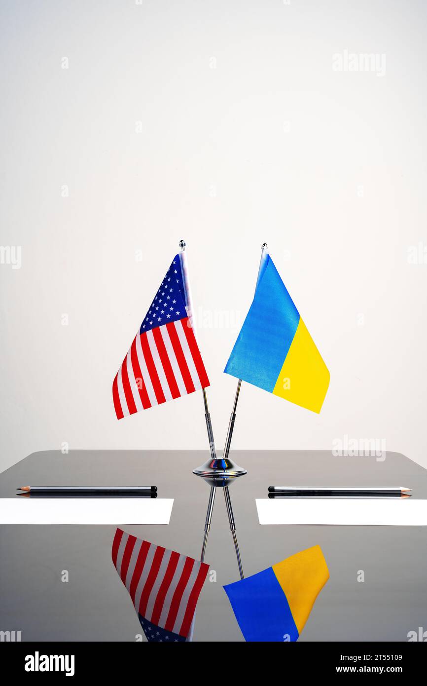 Die Flagge der USA und der Ukraine steht auf dem Verhandlungstisch Stockfoto