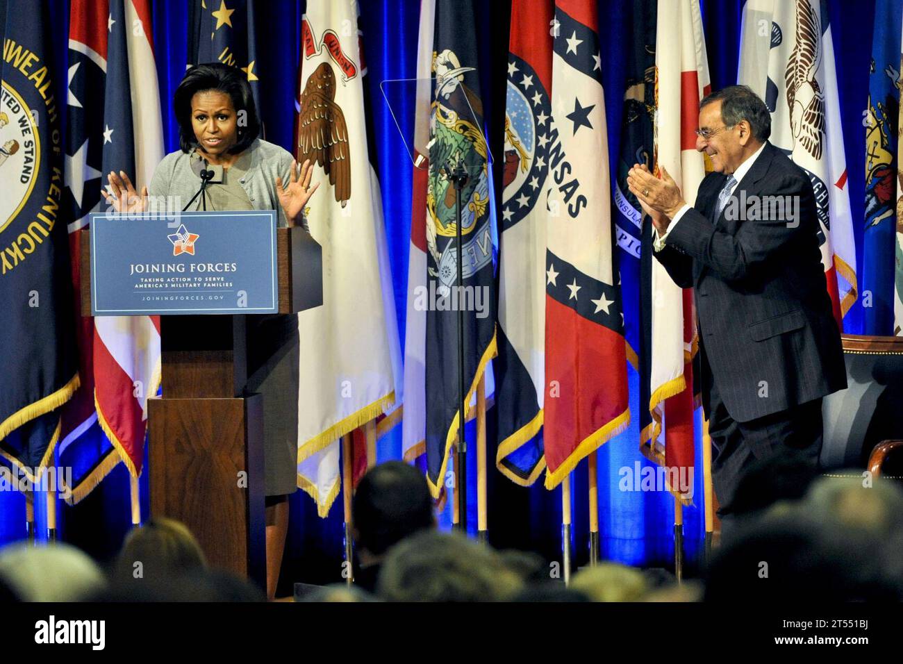 First Lady Michelle Obama und Dr. Jill Biden begleiten Verteidigungsminister Leon E. Panetta als Mitveranstalter des Ro, der Ehefrau von Vizepräsident Joe Biden Stockfoto