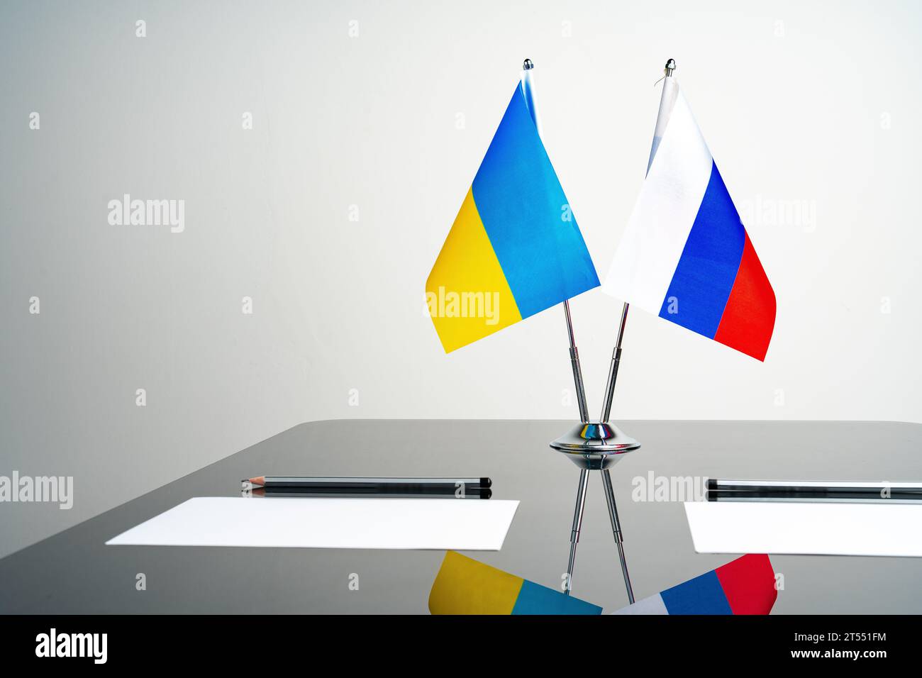 Rußland und die Ukraine stehen auf dem Verhandlungstisch Stockfoto