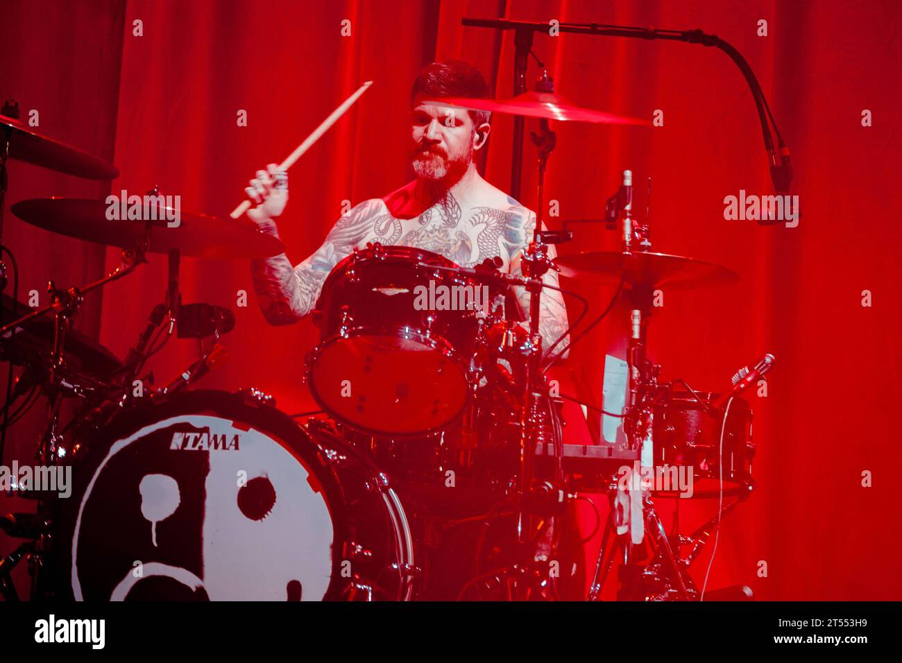 Andy Hurley Fall Out Boy tritt in der O2 Arena, London auf, 2. November 2023 nur für redaktionelle Zwecke. - BANG MEDIA INTERNATIONAL - BERÜHMTE BILDER 28 HOLMES ROAD LONDON NW5 3AB VEREINIGTES KÖNIGREICH Tel. 44 0 02 7485 1005 E-Mail: paulsmithbangshowbiz.com oder tombangshowbiz.com Copyright: XTomxRosex adnzi258 Credit: Imago/Alamy Live News Stockfoto