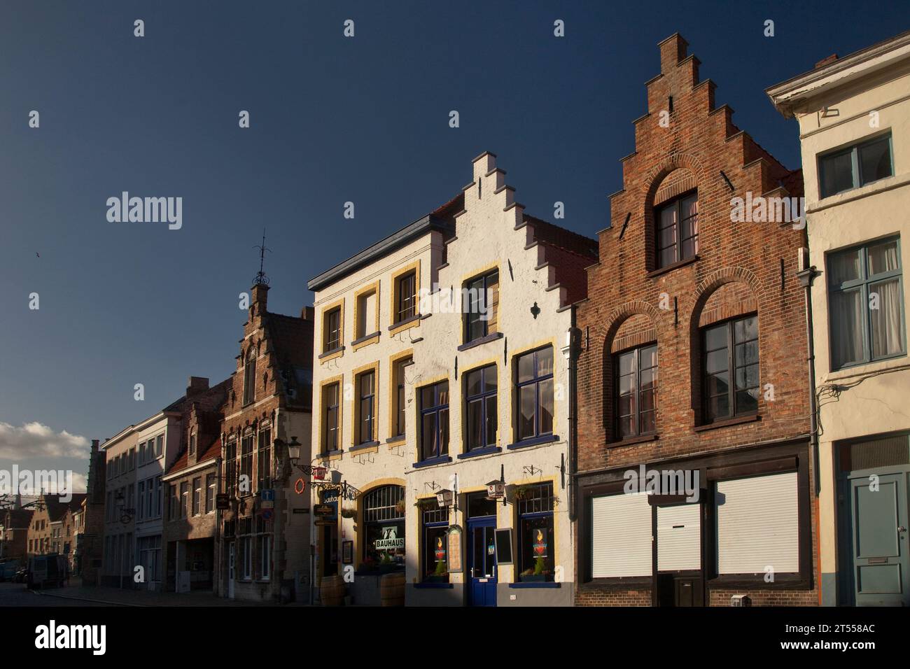 Die Reihe alter Häuser der Langen-Straat in Brügge Stockfoto