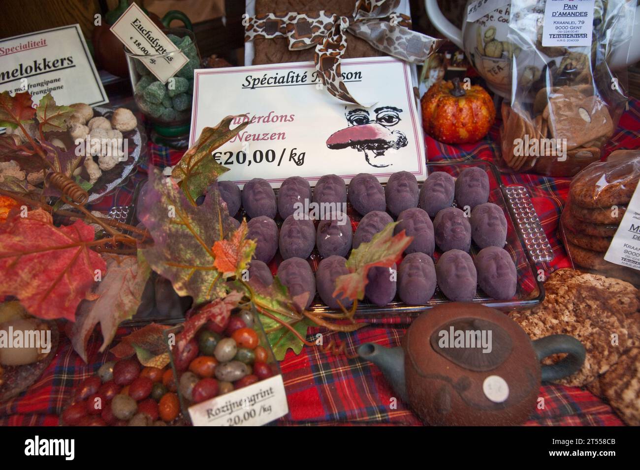 Schaufenster mit verschiedenen Süßigkeiten und Kuchen im Temmerman Süßwarenladen, Gent Stockfoto