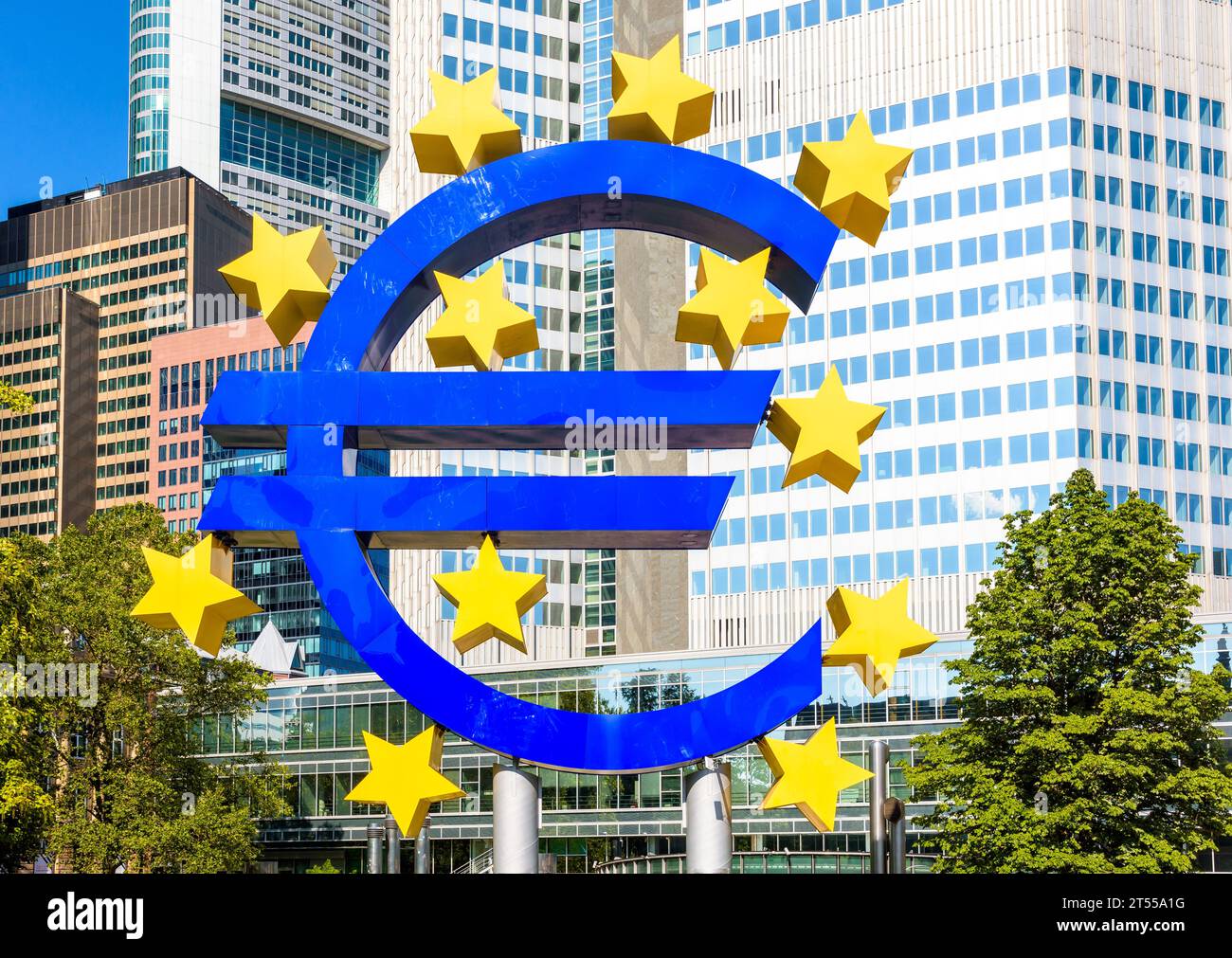 Die Euro-Skulptur ist ein großes Euro-Schild vor dem Eurotower in Frankfurt, Deutschland, dem ehemaligen Sitz der Europäischen Zentralbank (EZB). Stockfoto