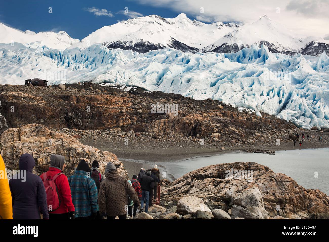 Eine Gruppe von Touristen, die an einer Linie auf der Südwand des Perito Moreno Gletschers wandern Stockfoto