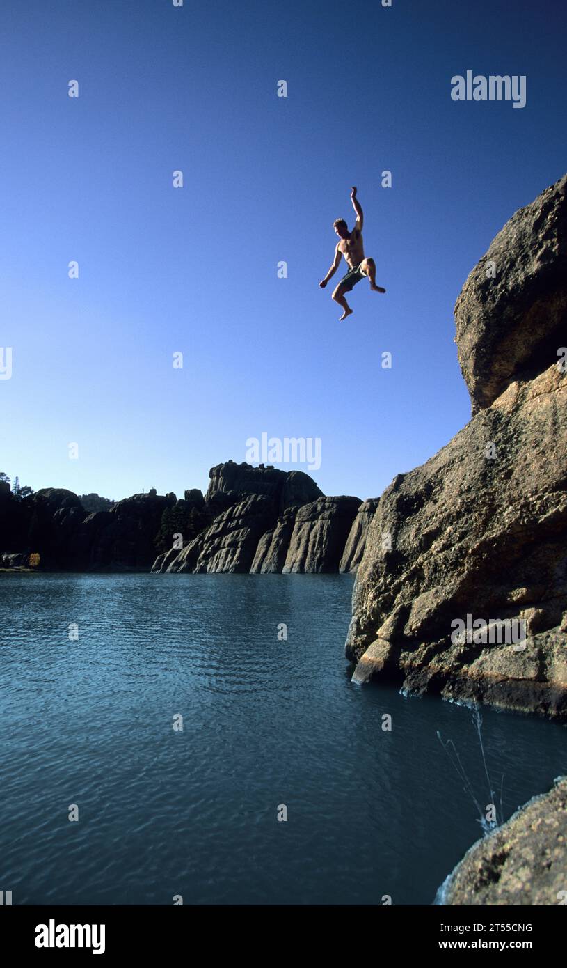Die Klippe des Mannes springt in den See. Stockfoto