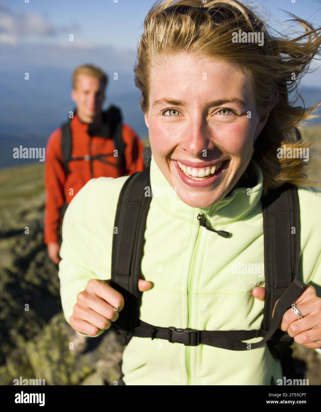 Porträt einer Wanderer, die in die Kamera lächelt. Stockfoto