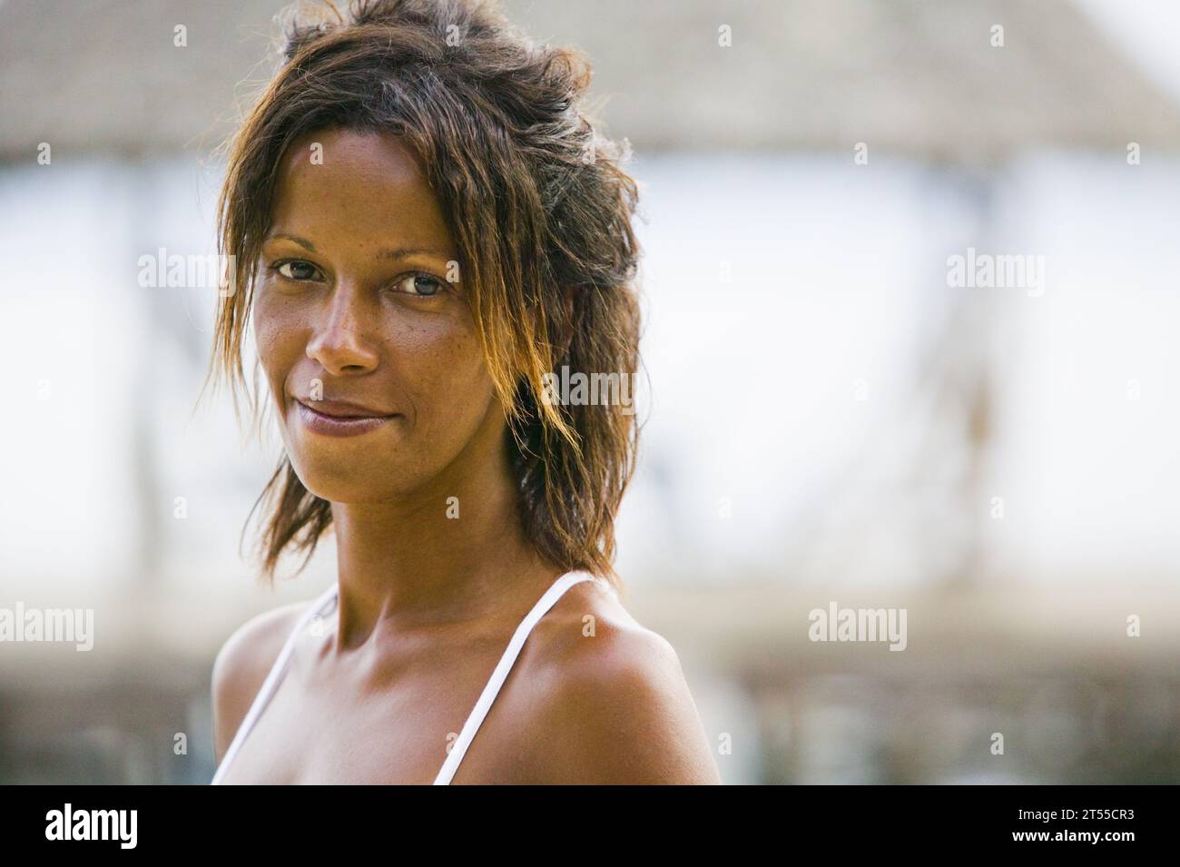 Porträt einer afroamerikanischen Frau im Bikini am Karibischen Meer. Stockfoto