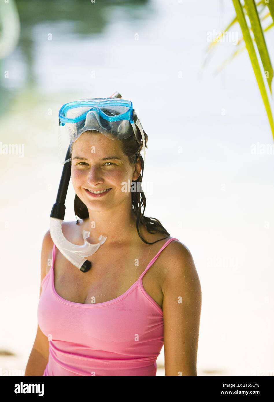 Porträt einer Frau mit Schnorchelausrüstung an einem Strand am Karibischen Meer. Stockfoto