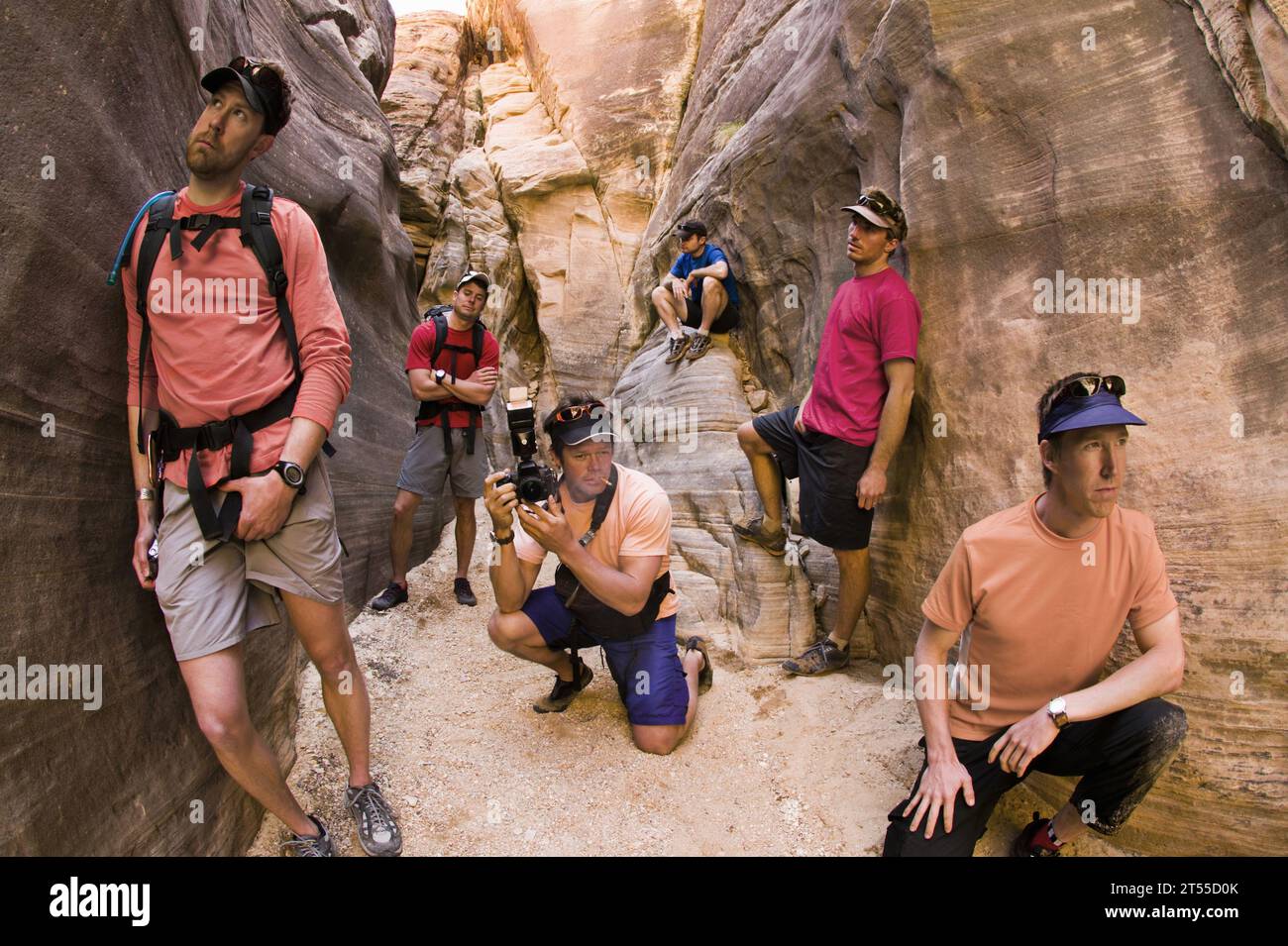 Humorvolles Foto von sechs Männern, die sich als Boyband in einem Sandsteinschlucht in Utah ausgeben. Stockfoto