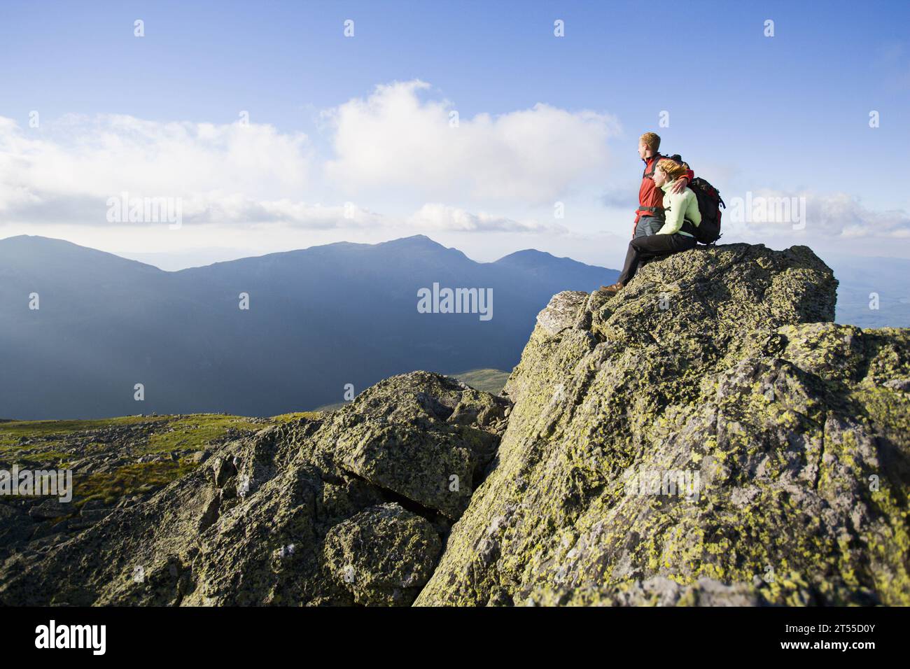 Foto eines Wanderpaares, das Hände hält, während er auf dem Mount Washington steht. Stockfoto