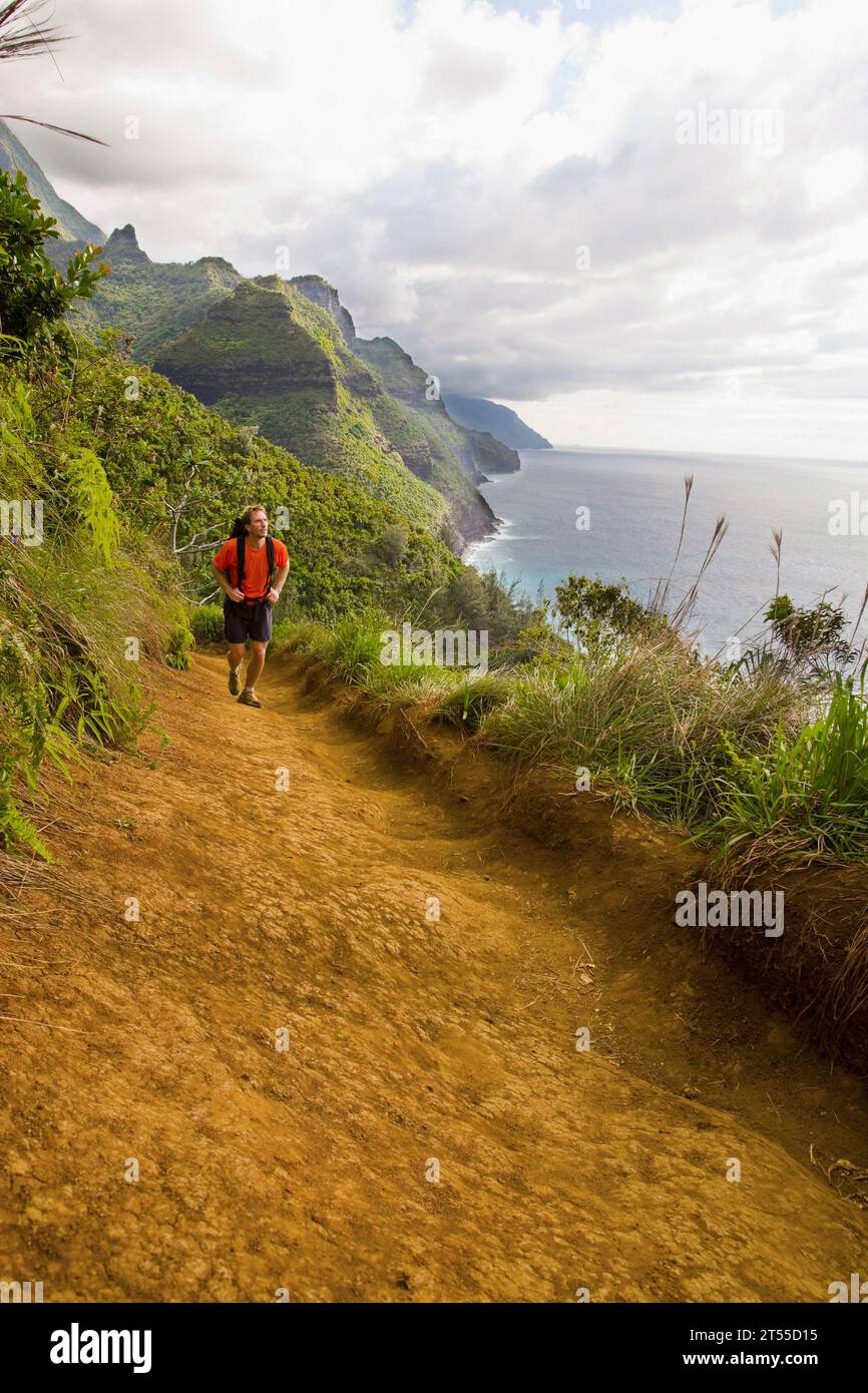 Männlicher Wanderer auf dem Na Pali Coast Trail im Pazifik. Stockfoto