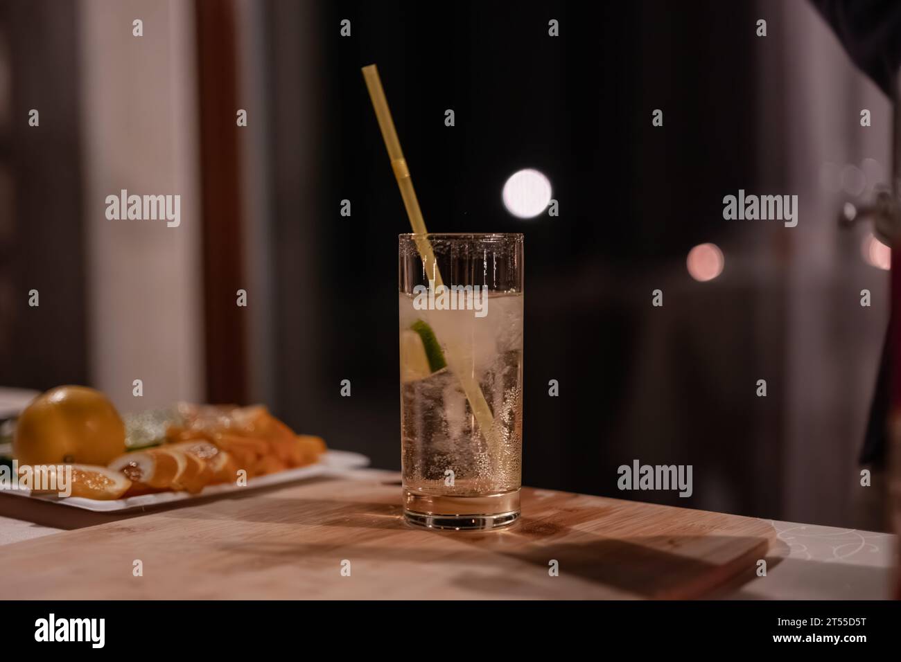 Ein Glas Sprudelwasser und eine Scheibe Limette Stockfoto