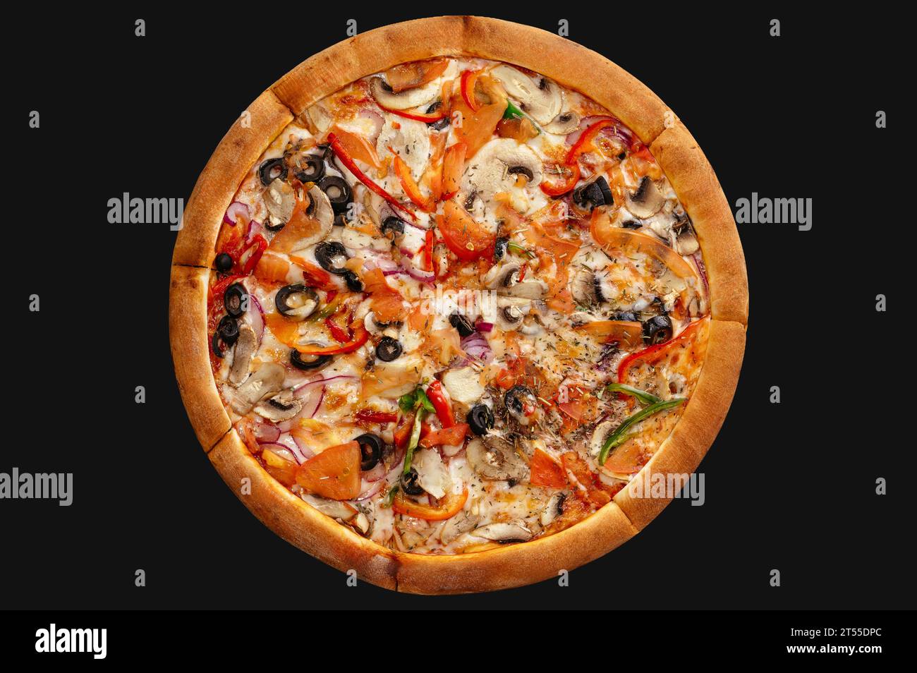 italienische vegetarische Pizza mit Gemüse auf schwarzem Hintergrund Stockfoto