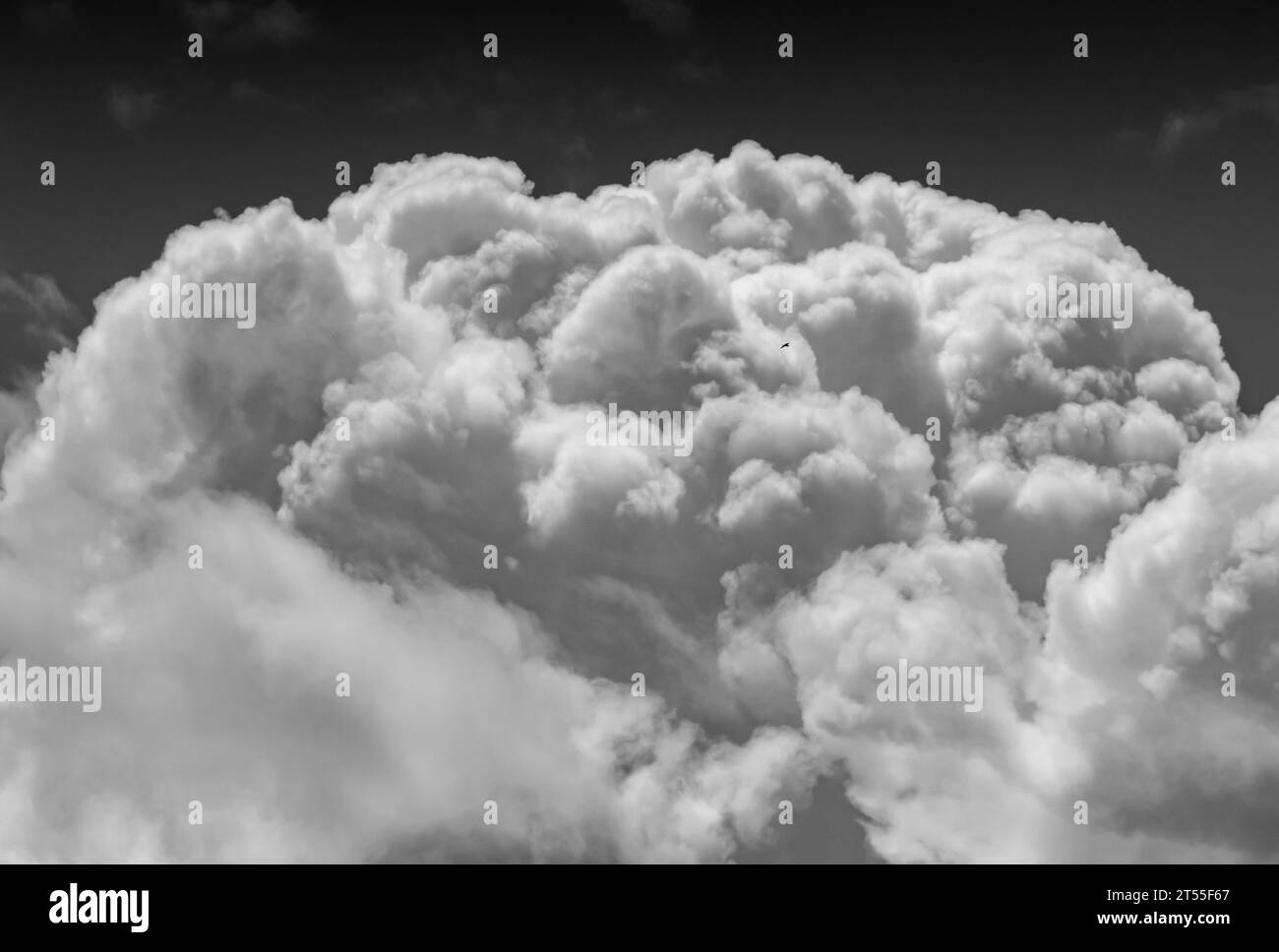 Riesenbildung fluffiger Wolken in Villajoyosa Stockfoto