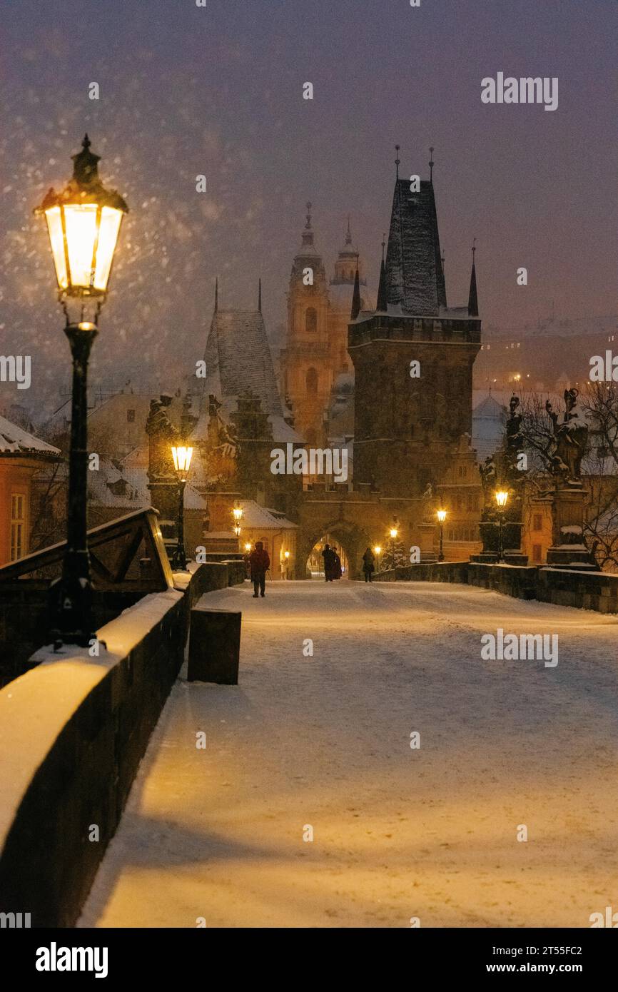 Winterdämmerung in Prag, Schnee, niemand, Lichter an, Karlsbrücke Stockfoto