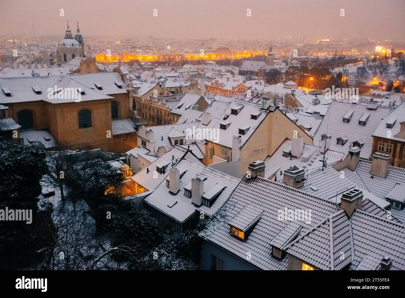 Winterdämmerung in Prag, Schnee, Panoramablick auf das Stadtzentrum Stockfoto