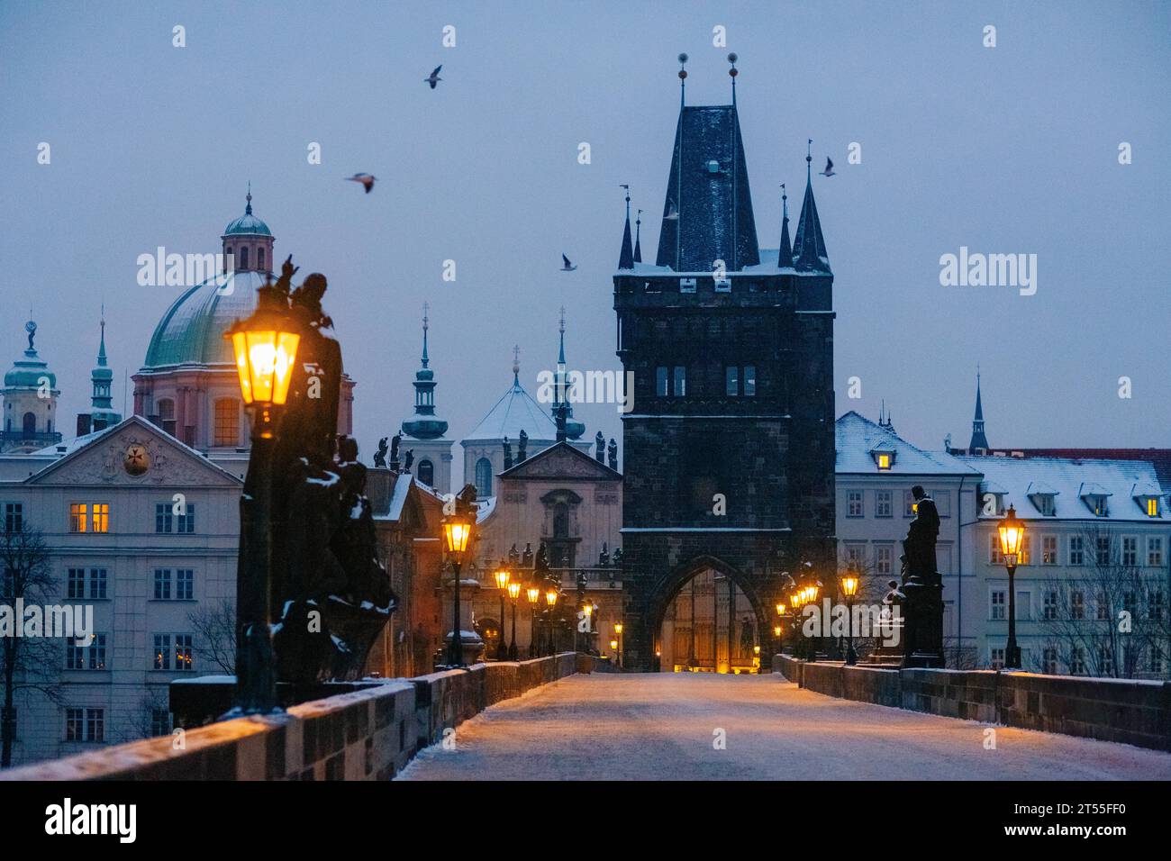 Winterdämmerung in Prag, Schnee, niemand, Lichter an, Karlsbrücke Stockfoto