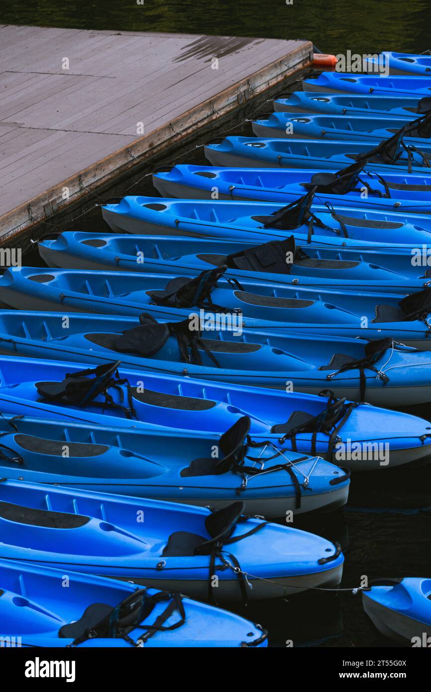 Blaues Kajak auf einem See im Matka Canyon mit Pier Stockfoto