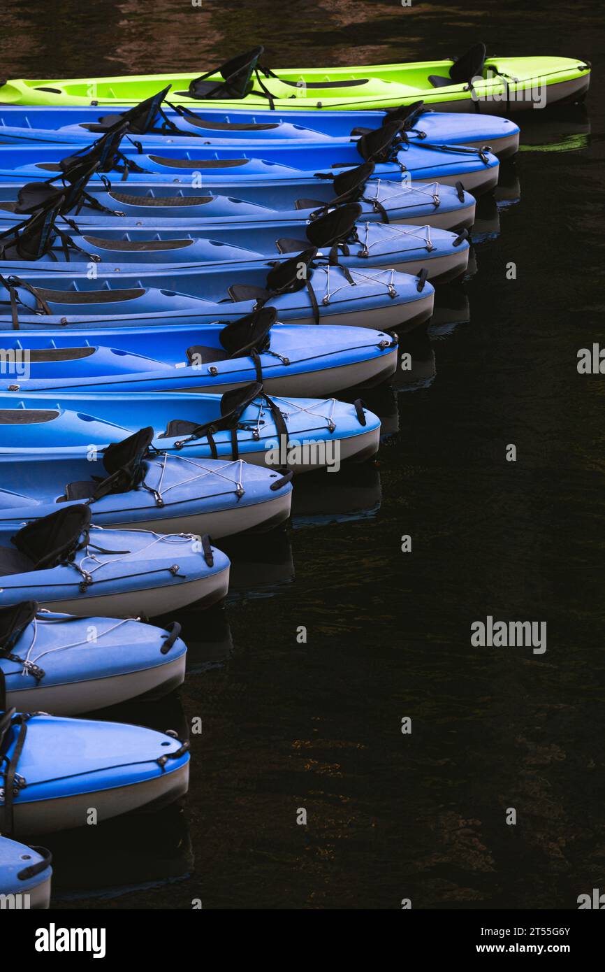 Blaues Kajak auf einem See im Matka Canyon Stockfoto