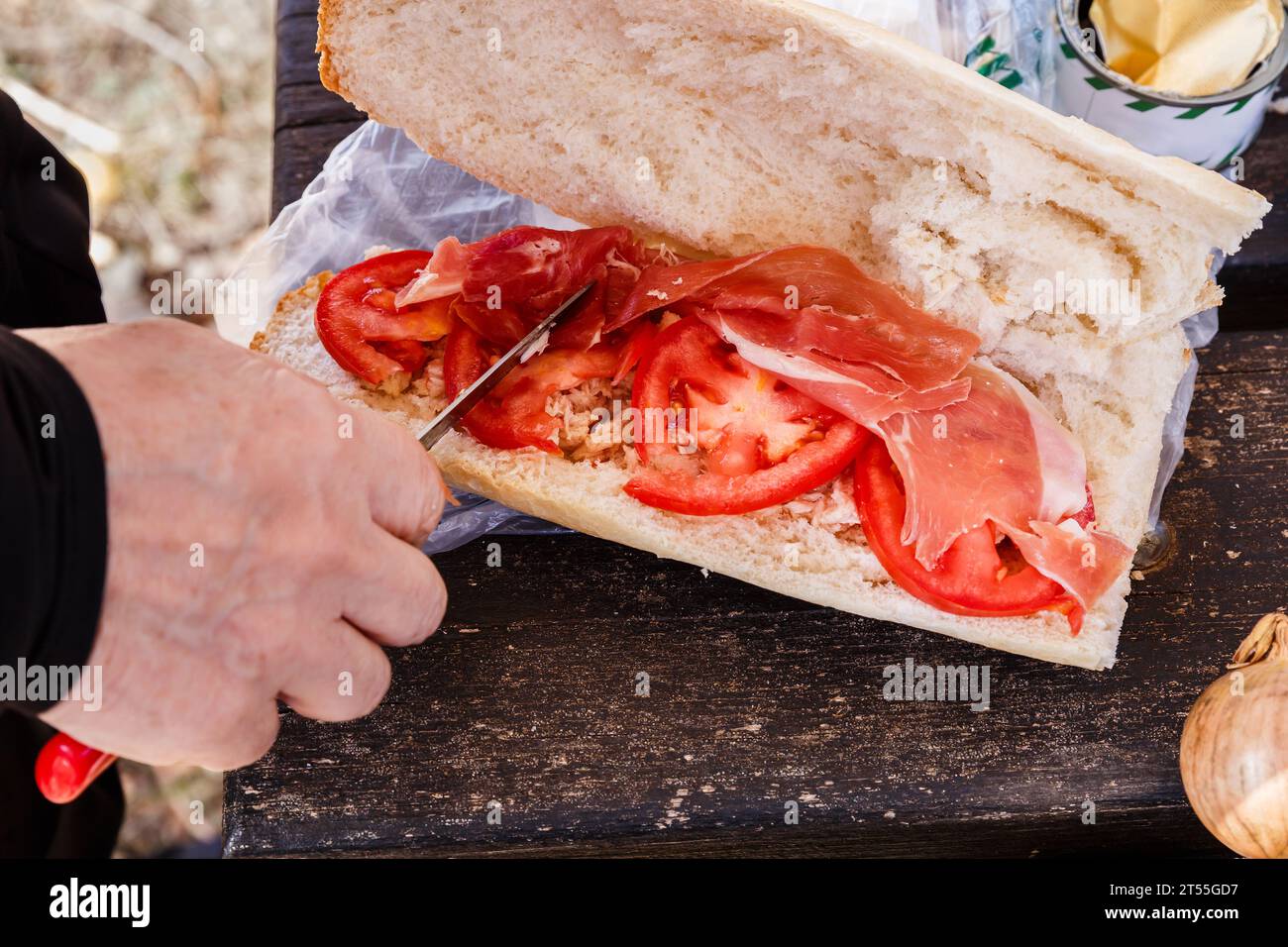 Eine Frau, die ein Thunfisch-Sandwich macht Stockfoto