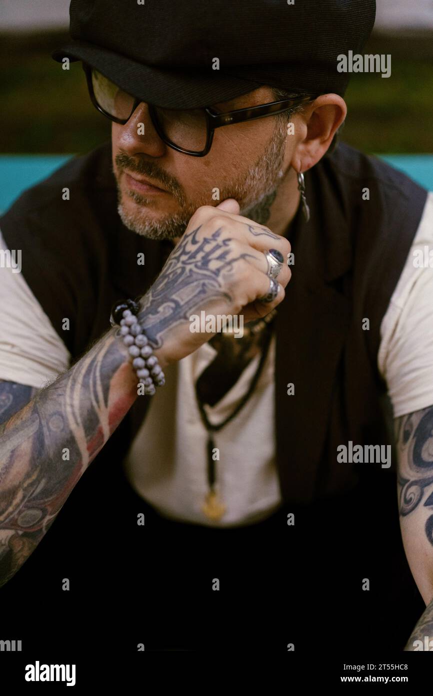 Stilvoller tätowierter Mann. Urbaner Lebensstil. Stockfoto