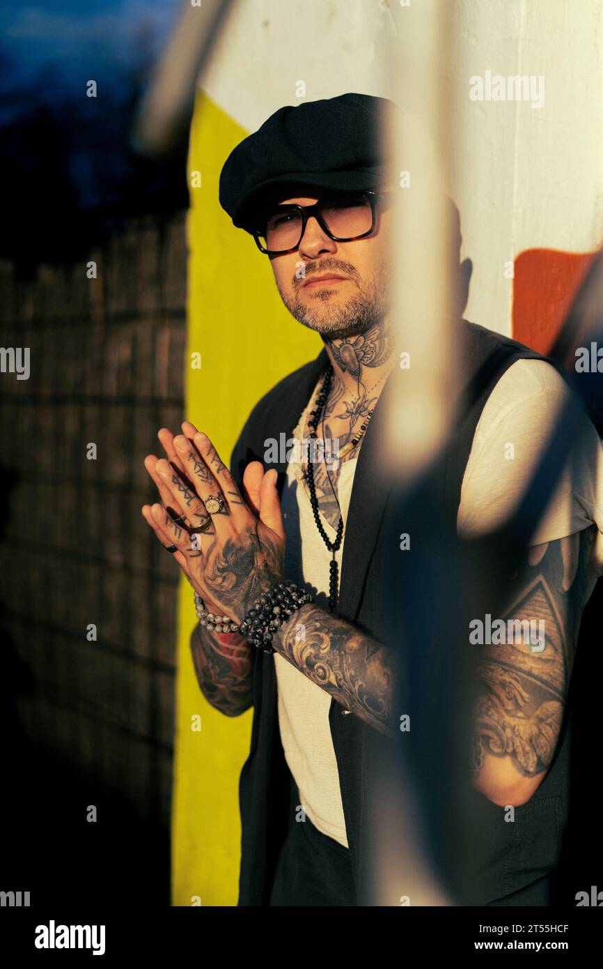 Stilvoller tätowierter Mann. Urbaner Lebensstil. Stockfoto