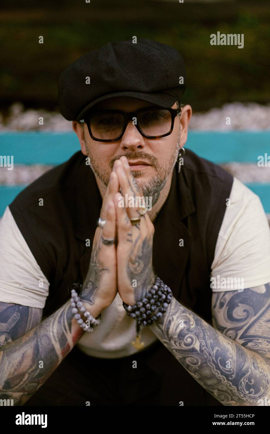 Stilvoller tätowierter Mann. Urbaner Lebensstil. Stockfoto