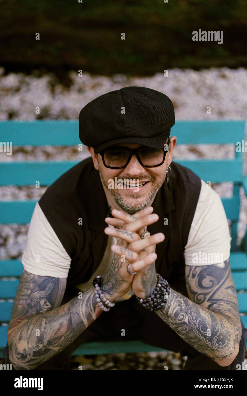 Stilvoller tätowierter Mann. Urbaner Lebensstil. Stockfoto
