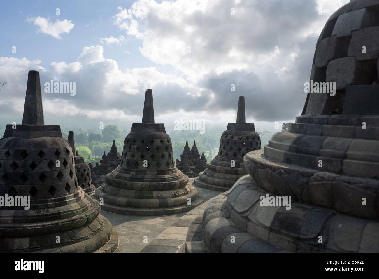 (Selektive Fokus) einen atemberaubenden Blick auf den Borobudur glockenförmigen Stupas bei einem wunderschönen Sonnenaufgang. Borobudur ist eine Mahayana-buddhistischen Tempel in Indonesien. Stockfoto