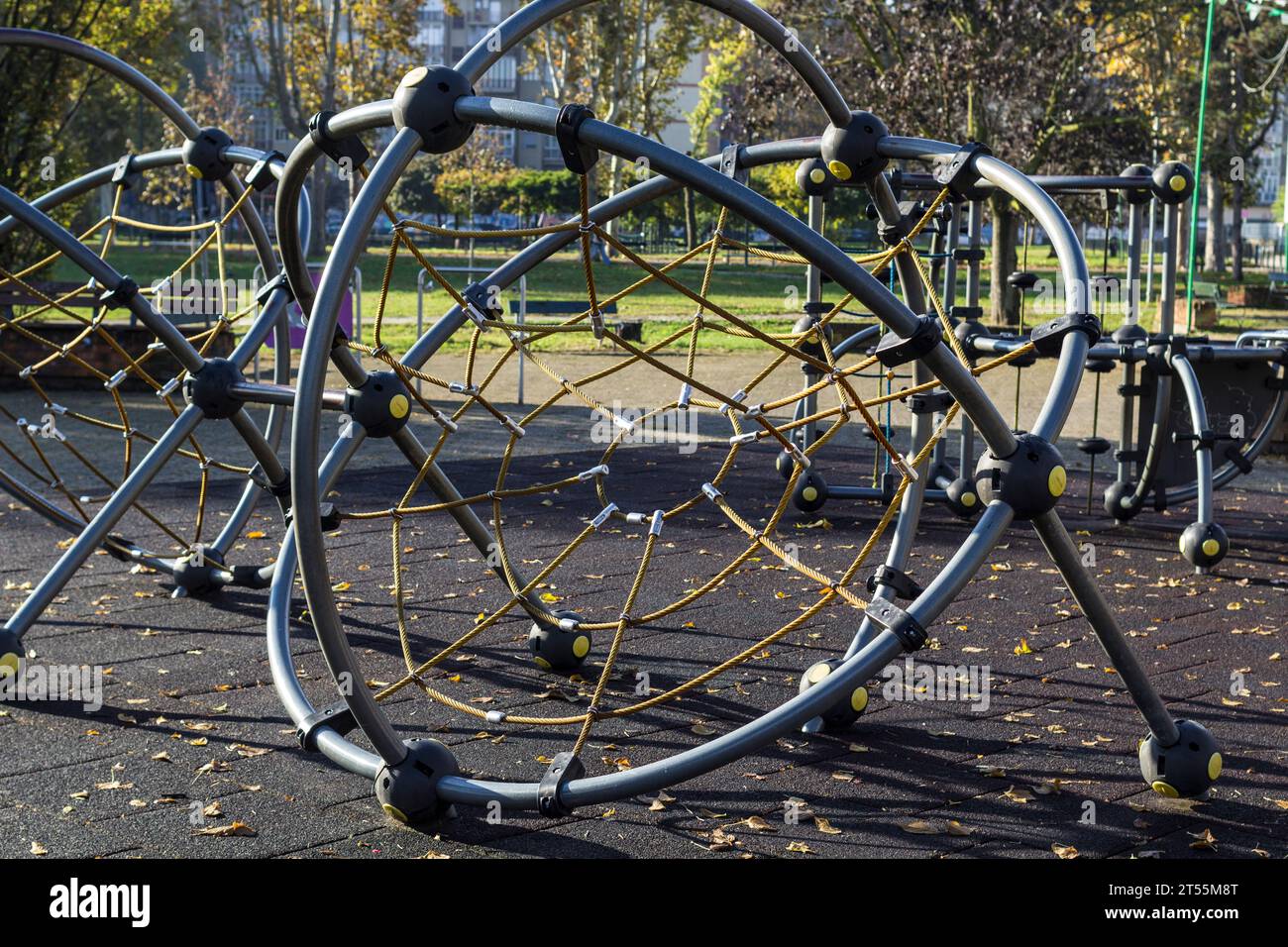 Kinderspielplatz in einem städtischen Park in Italien Stockfoto