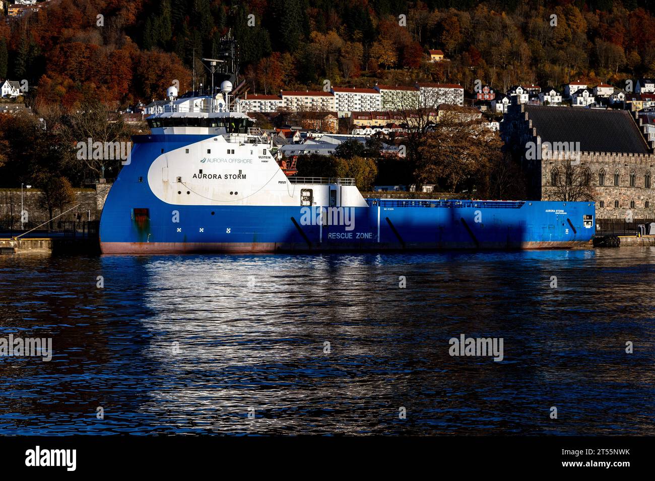 Offshore-Plattform-Versorgungsschiff (PSV) Aurora Storm am Kai Festningskaien im Hafen von Bergen, Norwegen. Stockfoto