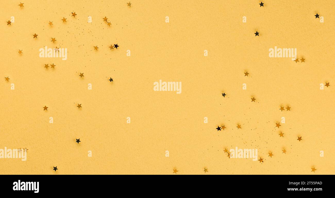 Sterne auf festlichem Goldhintergrund. Weihnachten. Geburtstag. Hochzeit. Alles Gute Zum Frauentag. Muttertag. Valentinstag. Flache Lage, Draufsicht. Kopieren Sie Platz für Sie Stockfoto