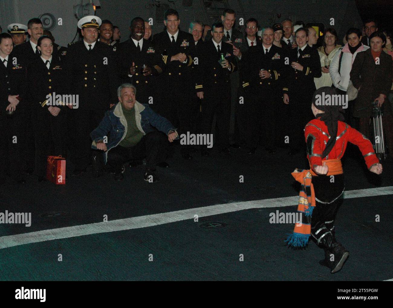 Chorumi Dance, USS die Sullivans (DDG 68) Stockfoto