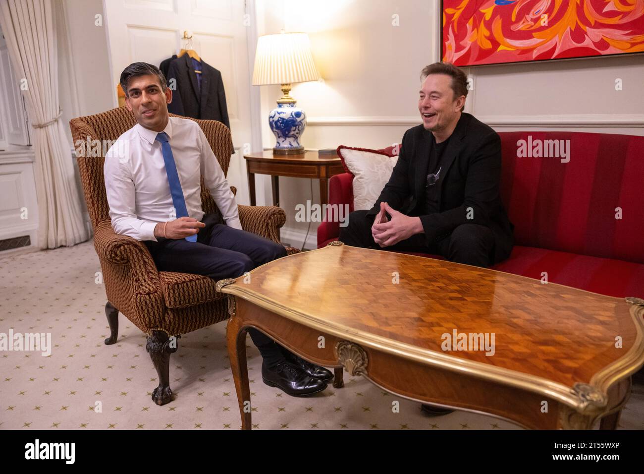 LONDON, ENGLAND, Großbritannien - 02. November 2023 - der britische Premierminister Rishi Sunak interviewt Elon Musk zu Fragen der Künstlichen Intelligenz ( mehr Stockfoto