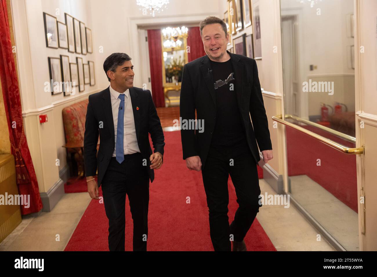 LONDON, ENGLAND, Großbritannien - 02. November 2023 - der britische Premierminister Rishi Sunak interviewt Elon Musk zu Fragen der Künstlichen Intelligenz ( mehr Stockfoto