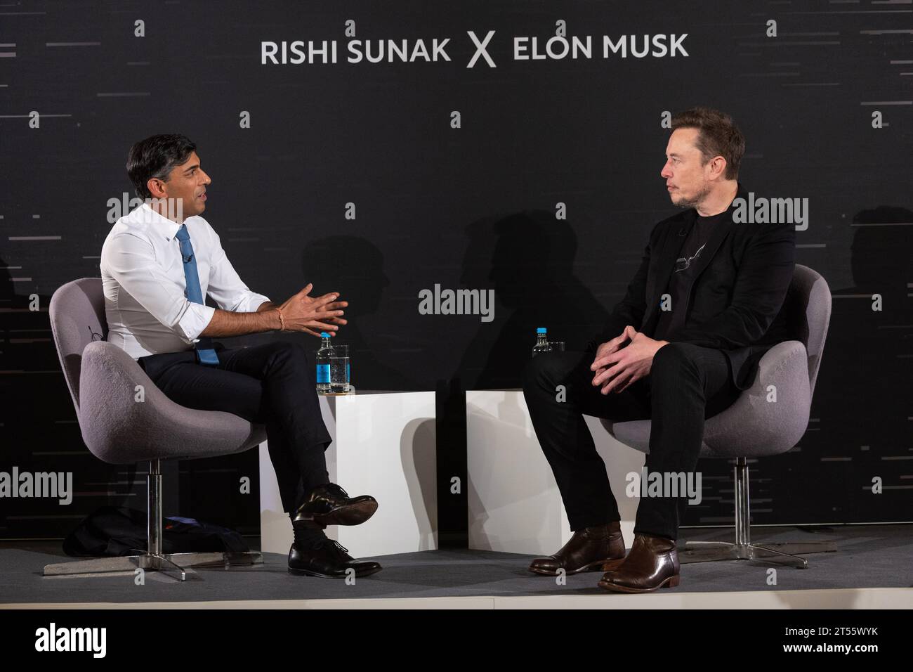 LONDON, ENGLAND, Großbritannien - 02. November 2023 - der britische Premierminister Rishi Sunak interviewt Elon Musk zu Fragen der Künstlichen Intelligenz ( mehr Stockfoto
