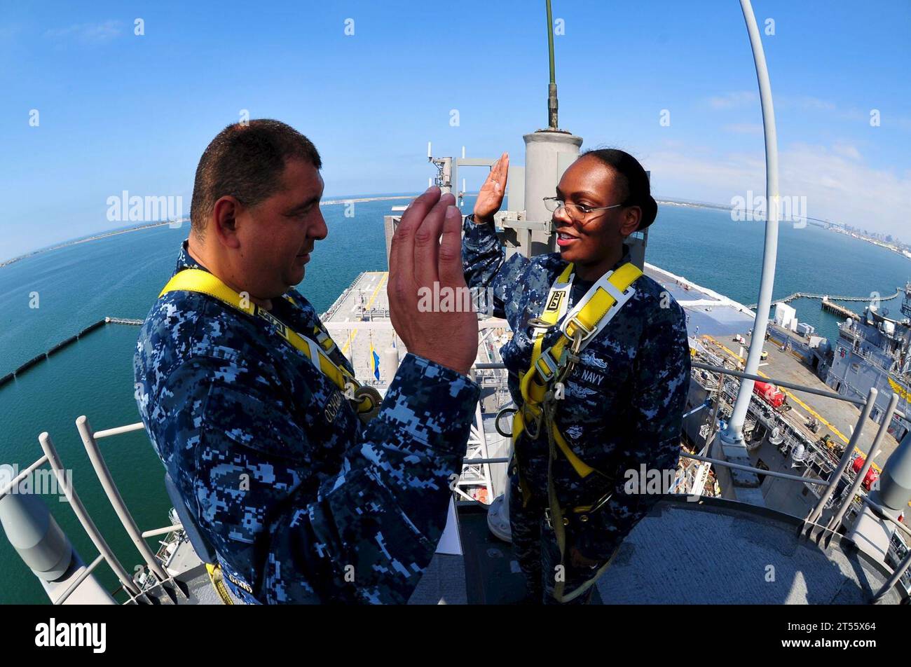 Makin Island, Mast, Navy, Ochoa, Pennel, Reenlist, US Navy Stockfoto