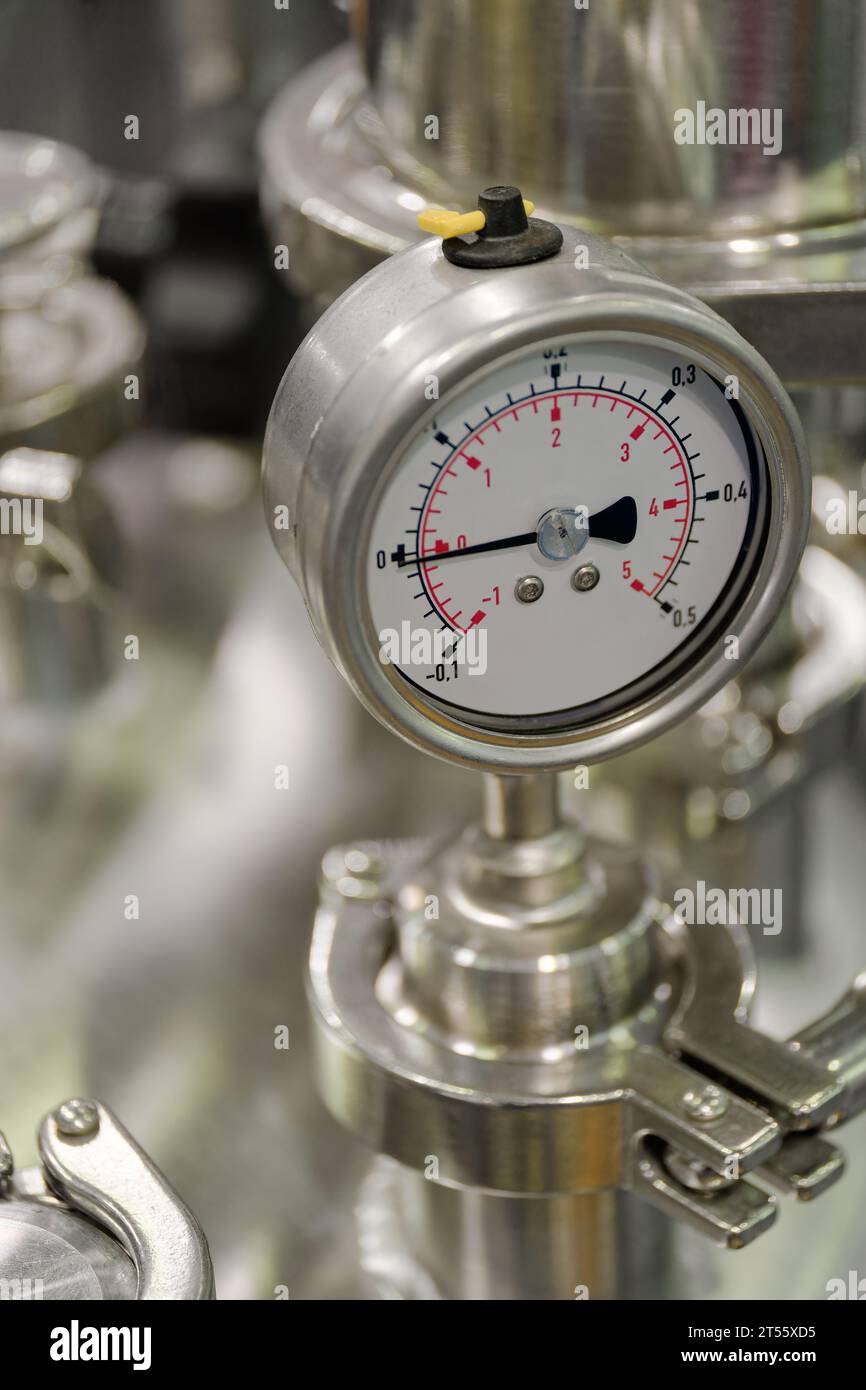 Manometer, Geräte für die Chemietechnik, Stahlrohre, Kanäle, Rohre und Flansche. Industrieller abstrakter Hintergrund. Stockfoto Manometer, Geräte für die Chemietechnik, Stahlrohre, Kanäle, Rohre und Flansche. Industrieller abstrakter Hintergrund. Stockfoto