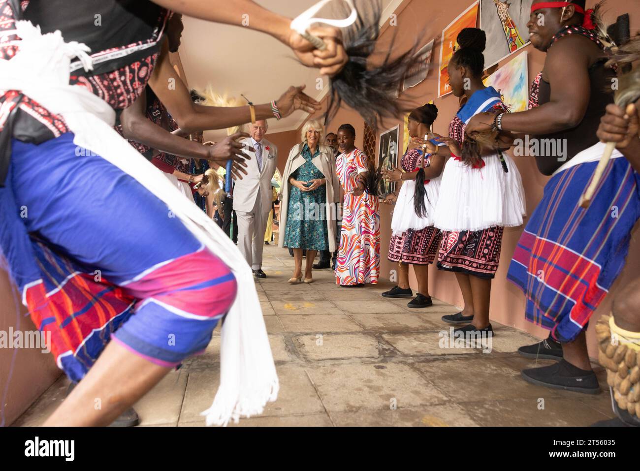 König Karl III. Und Königin Camilla im Fort Jesus, in der Altstadt von Mombasa, um das UNESCO-Weltkulturerbe zu besichtigen und mehr über den britischen, portugiesischen und omanischen Einfluss auf die Architektur des Forts zu erfahren, am 4. Tag des Staatsbesuchs in Kenia. Bilddatum: Freitag, 3. November 2023. Stockfoto