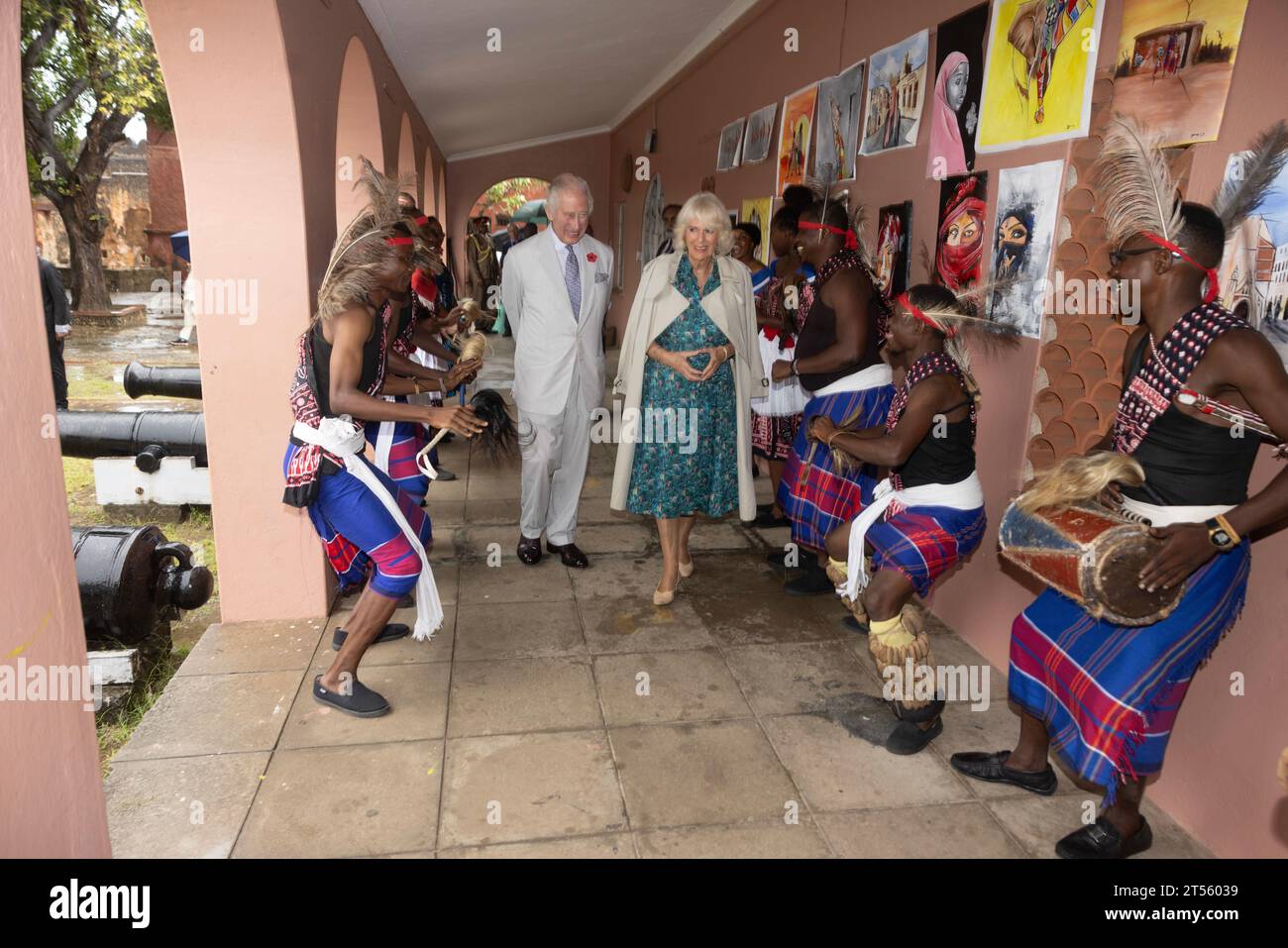 König Karl III. Und Königin Camilla im Fort Jesus, in der Altstadt von Mombasa, um das UNESCO-Weltkulturerbe zu besichtigen und mehr über den britischen, portugiesischen und omanischen Einfluss auf die Architektur des Forts zu erfahren, am 4. Tag des Staatsbesuchs in Kenia. Bilddatum: Freitag, 3. November 2023. Stockfoto