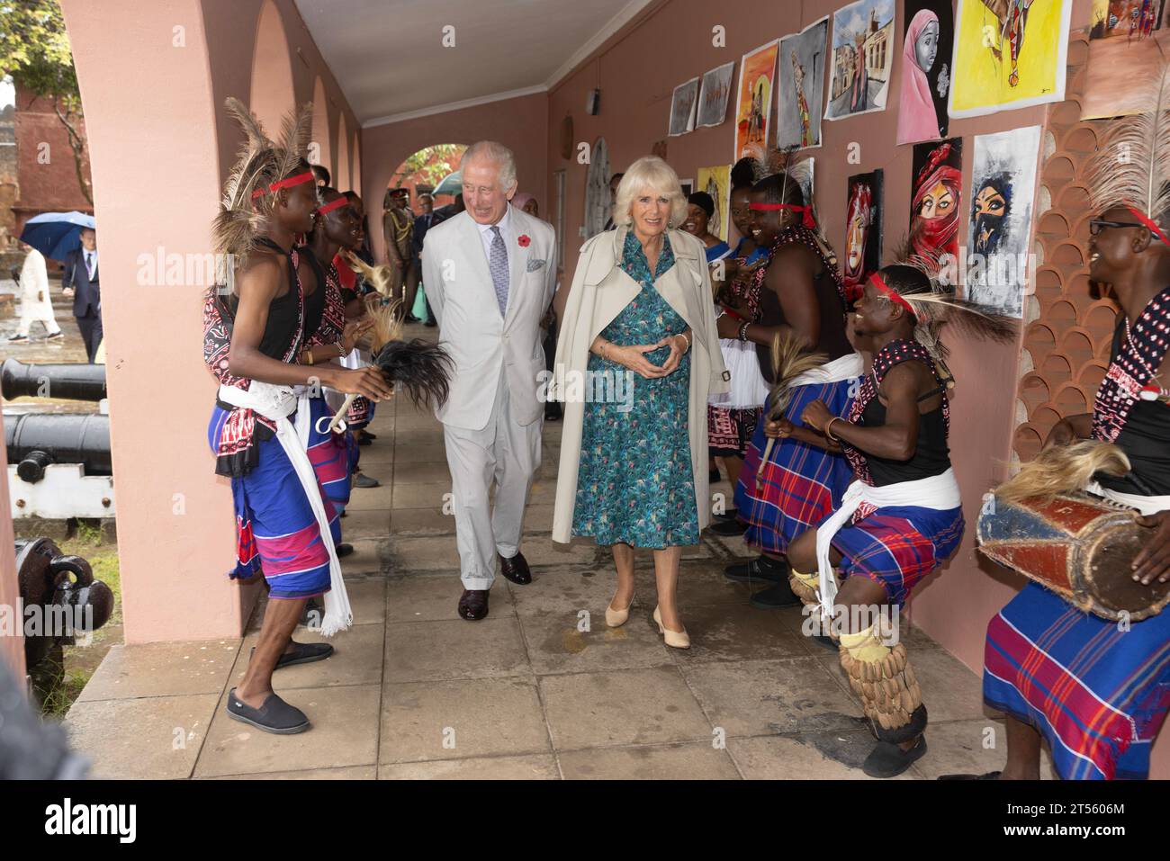 König Karl III. Und Königin Camilla im Fort Jesus, in der Altstadt von Mombasa, um das UNESCO-Weltkulturerbe zu besichtigen und mehr über den britischen, portugiesischen und omanischen Einfluss auf die Architektur des Forts zu erfahren, am 4. Tag des Staatsbesuchs in Kenia. Bilddatum: Freitag, 3. November 2023. Stockfoto