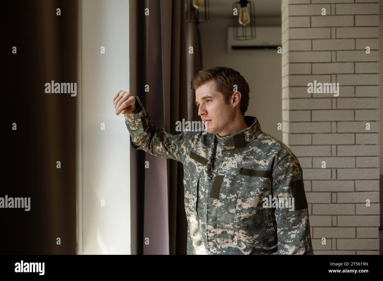 Nervöses männliches Militär leidet unter Depressionen, allein zu Hause, PTBS-Konzept. Stockfoto
