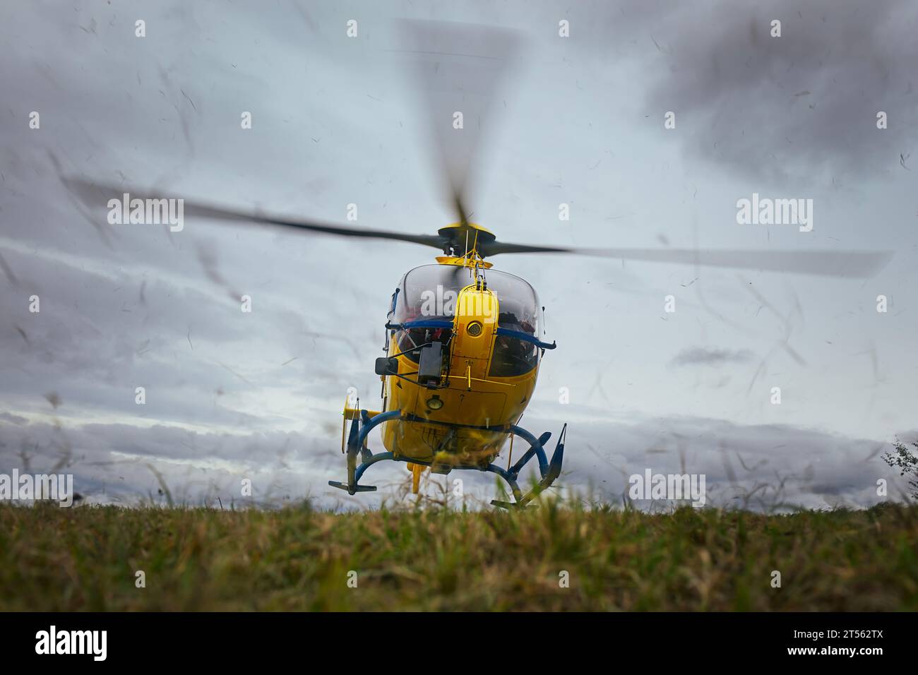 Hubschrauber des medizinischen Notdienstes während des Starts vom Feld. Themen Rettung, Dringlichkeit und Gesundheitsfürsorge. Stockfoto