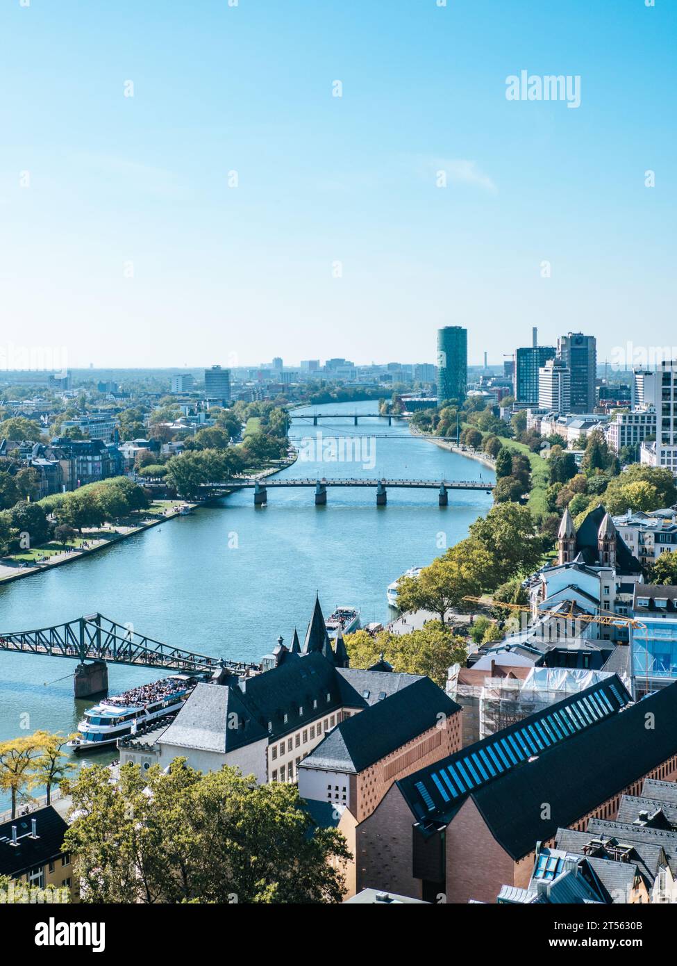 Panorama der Skyline von Frankfurt am Main mit mehreren Brücken über den Main, Deutschland Stockfoto