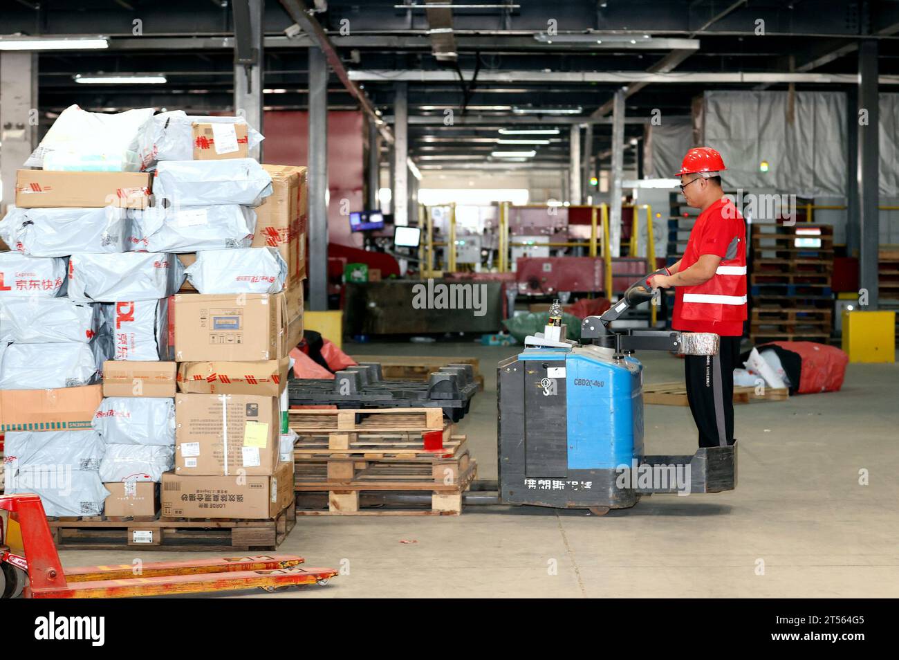 SUQIAN, CHINA - 3. NOVEMBER 2023 - Arbeiter sortieren Expresslieferungen in der Werkstatt des JD Logistics Park in Suqian, ostchinesische Provinz Jiangsu, Nov Stockfoto