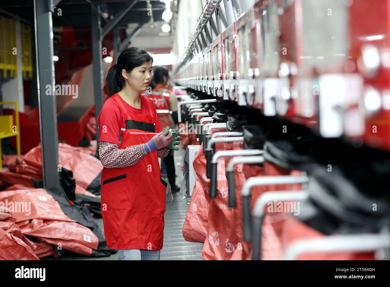 SUQIAN, CHINA - 3. NOVEMBER 2023 - Arbeiter sortieren Expresslieferungen in der Werkstatt des JD Logistics Park in Suqian, ostchinesische Provinz Jiangsu, Nov Stockfoto