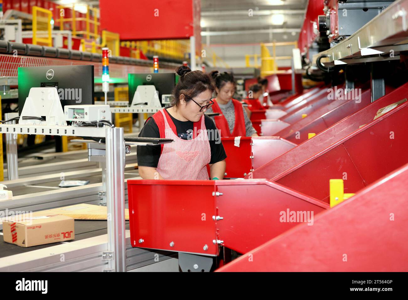 SUQIAN, CHINA - 3. NOVEMBER 2023 - Arbeiter sortieren Expresslieferungen in der Werkstatt des JD Logistics Park in Suqian, ostchinesische Provinz Jiangsu, Nov Stockfoto